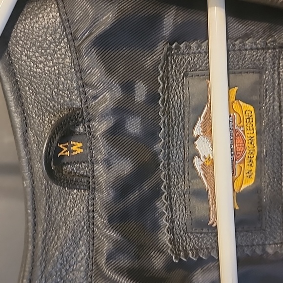 Women's Harley-Davidson leather vest size medium. - Picture 3 of 4